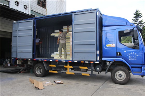 看我們同事衣服都濕透了，辛苦了