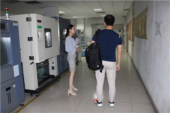 看我們專業人員手上拿的是什么