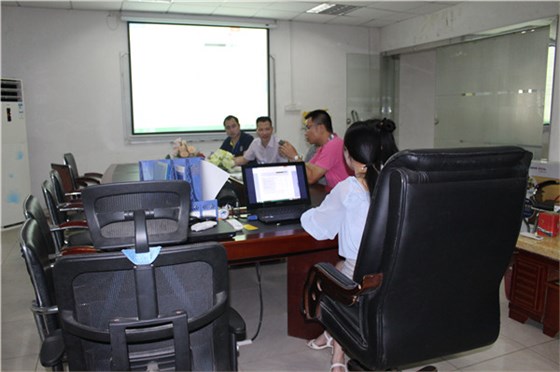 環瑞測試專業人員向客戶詳細講解