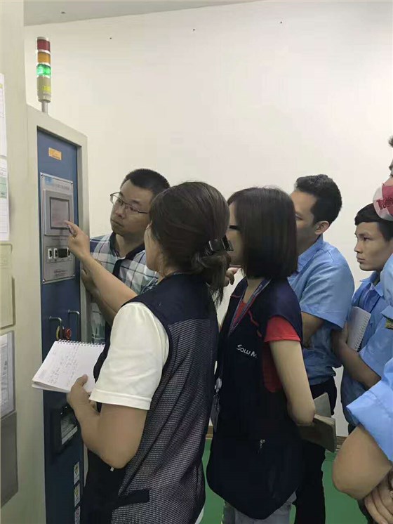 對越南工程人員進(jìn)行指導(dǎo)說明