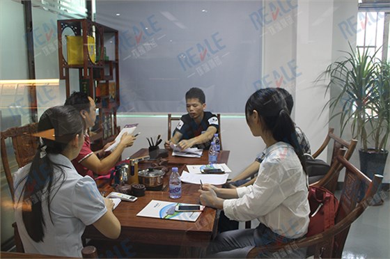 左邊是總經理,右邊為越南客戶 左邊是總經理,右邊為越南客戶