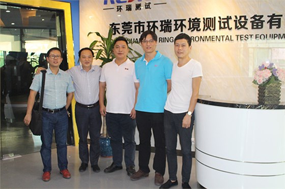 田總經理與客戶合影