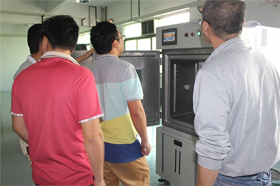 現場為客戶講解指導恒溫恒濕箱操作功能