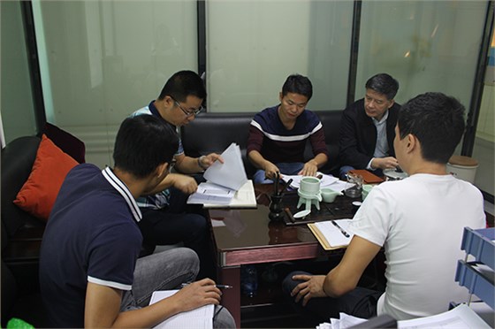 代經理為客戶講解問題