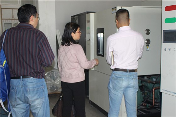 工程經理為客戶解答問題