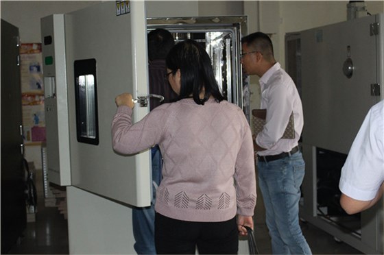 這臺快速溫變試驗箱設備挺好看的