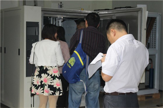 工程經理很耐心的為客戶講解各種疑問