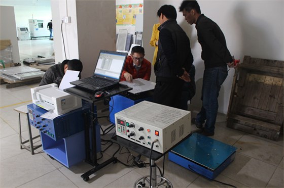 客戶現場用硬幣測試六度空間振動臺與沖擊振動臺驗收合格