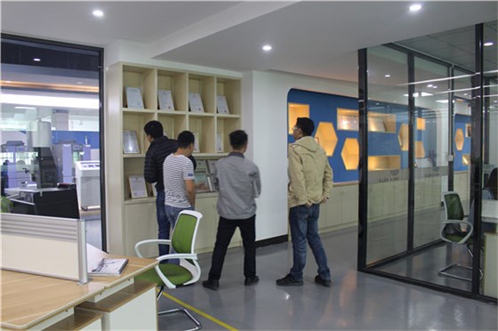 經理帶客戶參觀資質證書