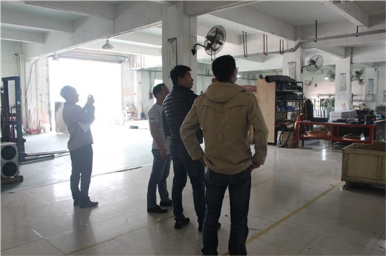 帶客戶參觀一樓生產車間