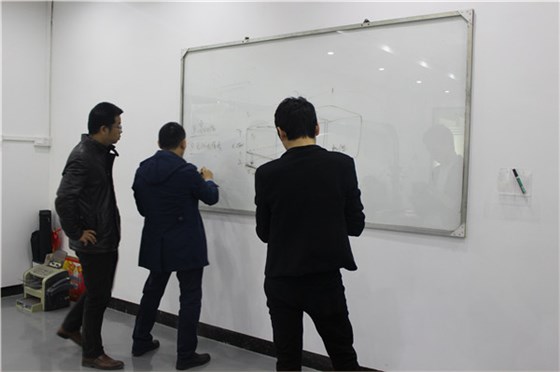 銷售人員現場作記錄