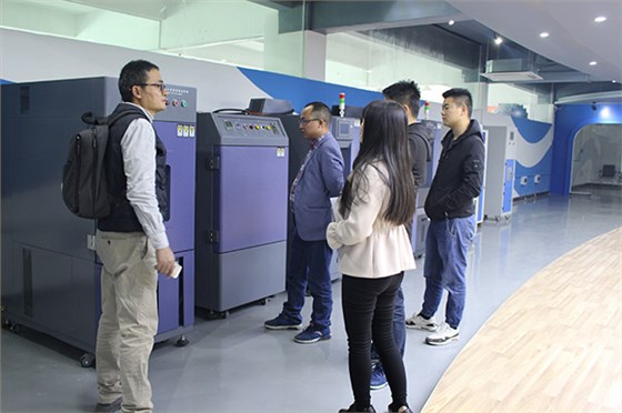 客戶正在參觀可程式恒溫恒濕測試機 客戶正在參觀可程式恒溫恒濕測試機