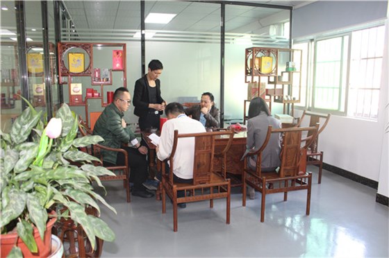 帶客戶來到會(huì)議室休息