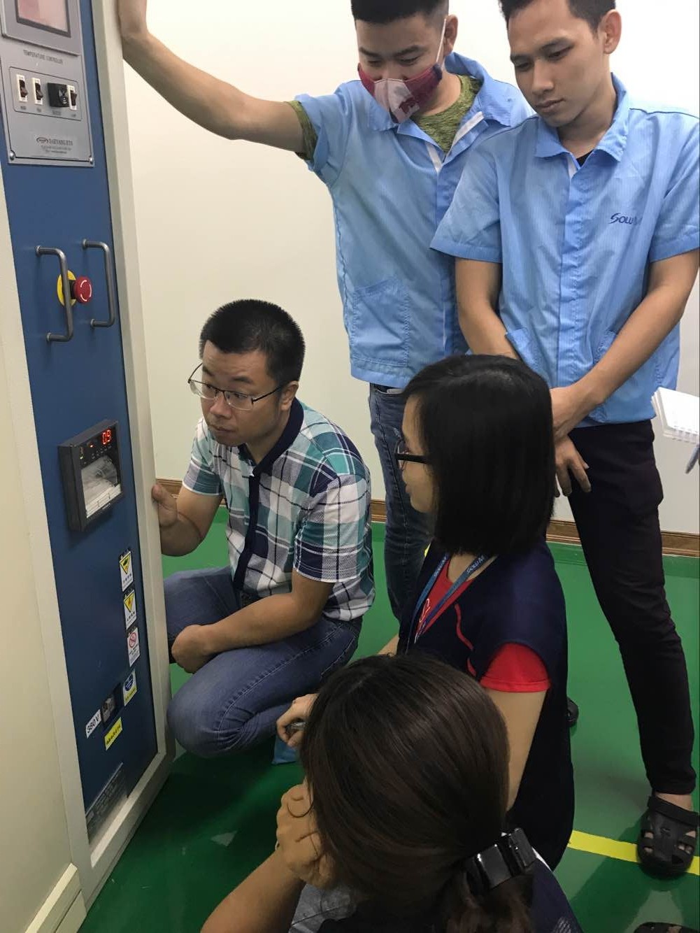 環瑞工程總監在現場培訓操作指導