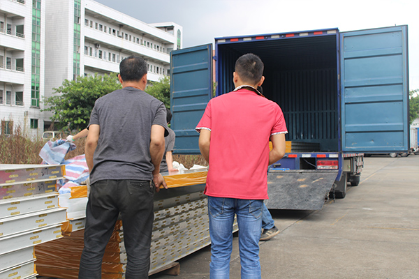 環(huán)瑞測(cè)試精英搬貨上車