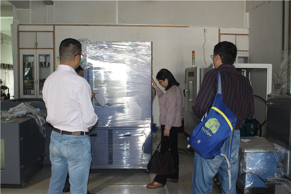 哇，這么大一臺(tái)恒溫恒濕箱