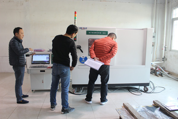 客戶對動力電池擠壓針刺一體機進行現場操作視查驗收