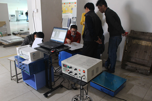 客戶現場用硬幣測試六度空間振動臺與沖擊振動臺驗收合格