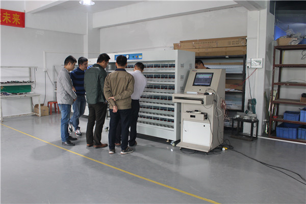 經理帶客戶參觀車間