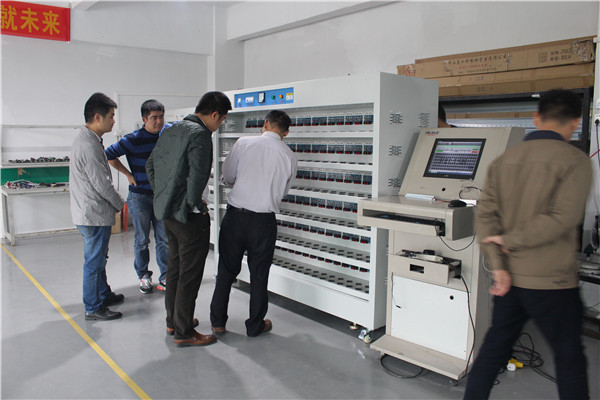 客戶對電源老化柜作詳細訪問