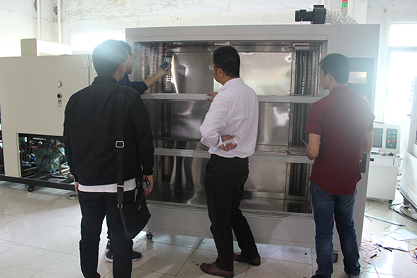 工程陪同客戶參觀設備制作過程